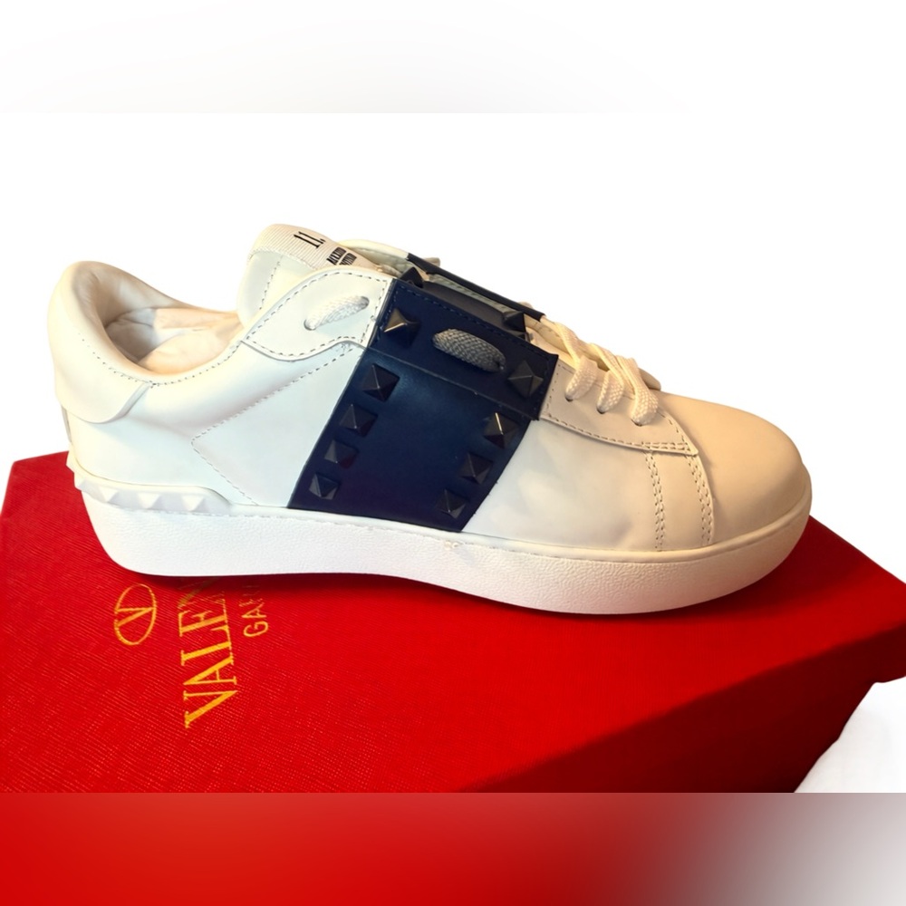 Valentino White Sneakers with Navy Accents and Studs
Made in Cħíńà